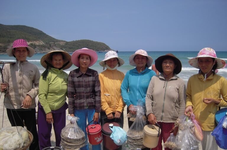 Cac Ba Me Ngheo Cam Ranh Beach