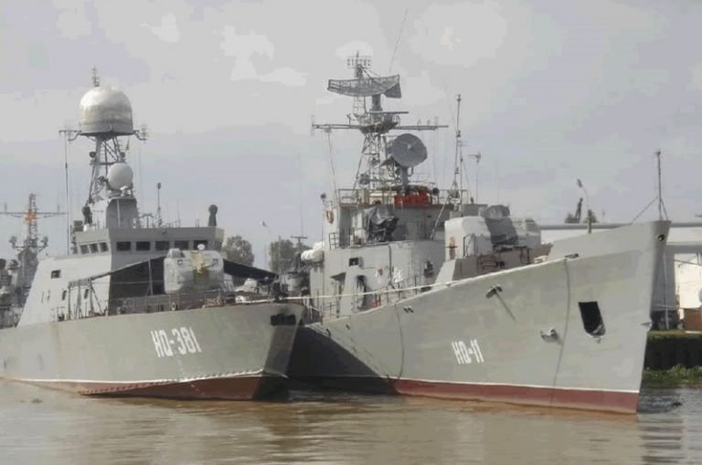 01. Đêm Ra Đi – 29 Tháng 4, 1975. Bến Bạch Đằng, Sài Gòn.